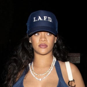 Rihanna enceinte quitte seule le restaurant Nobu à Los Angeles le 6 avril 2022. 