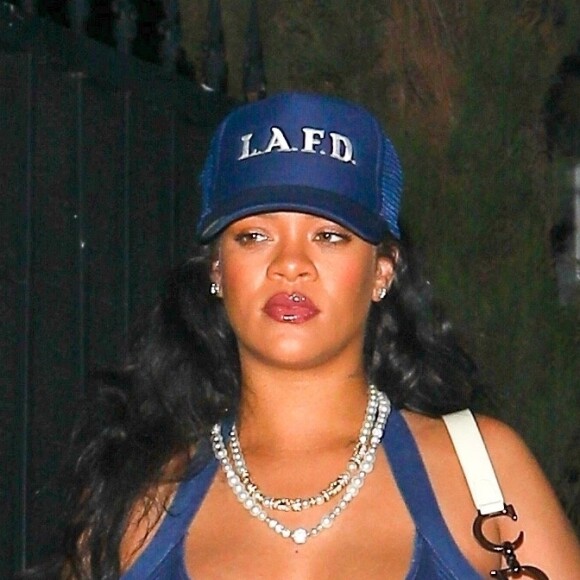 Rihanna enceinte quitte seule le restaurant Nobu à Los Angeles le 6 avril 2022. 
