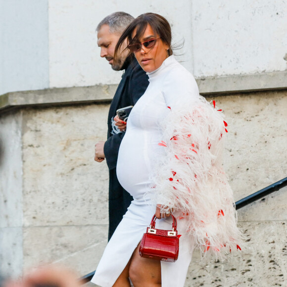 Amel Bent, enceinte, à la sortie du défilé femme Giambattista Valli Automne/Hiver 2022/2023 lors de la Fashion Week de Paris, France, le 7 mars 2022. © Veeren-Clovis/Bestimage 