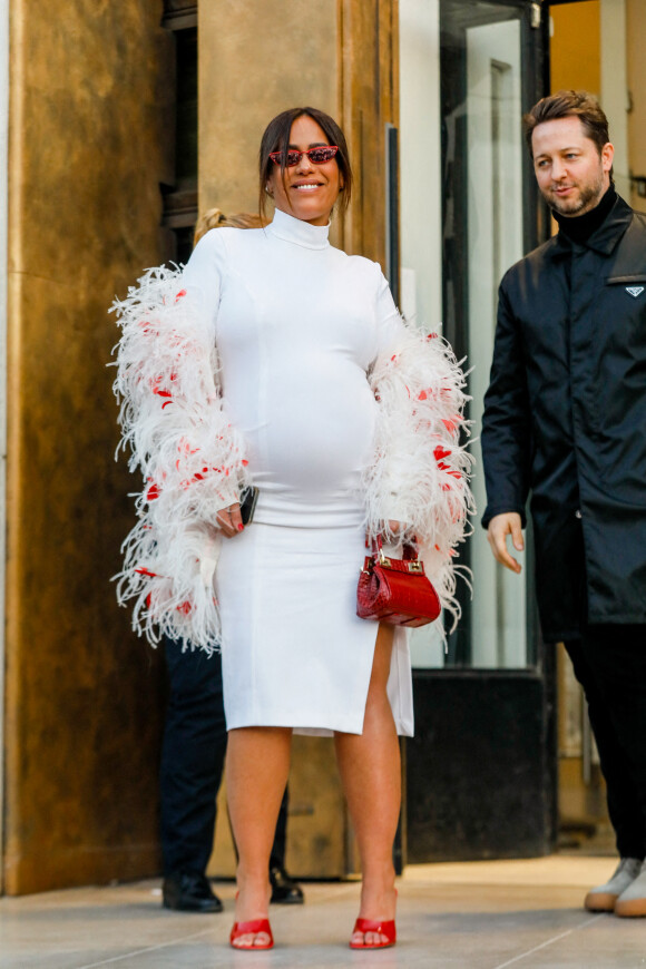 Amel Bent, enceinte, à la sortie du défilé femme Giambattista Valli Automne/Hiver 2022/2023 lors de la Fashion Week de Paris, France, le 7 mars 2022. © Veeren-Clovis/Bestimage 