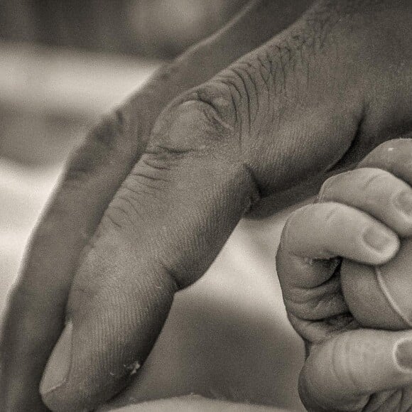 Amel Bent profite de la naissance de son troisième enfant, un petit garçon, et reste sans filtre @ Instagram / Amel Bent