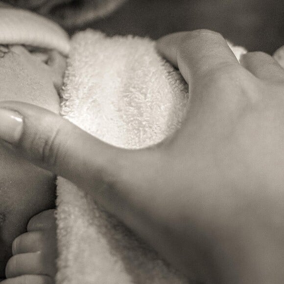 Amel Bent profite de la naissance de son troisième enfant, un petit garçon, et reste sans filtre @ Instagram / Amel Bent