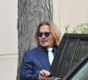 Johnny Depp et ses avocats sortent de leur hôtel à McLean, Virginie, Etats-Unis, le 12 avril 2022, pour se rendre au tribunal pour le deuxième jour du procès en diffamation. Johnny Depp en profite pour saluer ses fans avant de monter dans sa voiture. 
