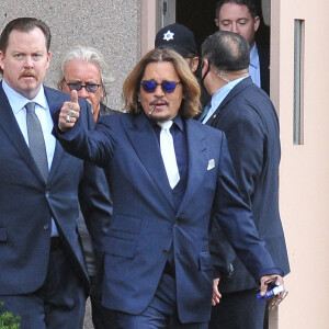 Johnny Depp et ses avocats sortent de leur hôtel à McLean, Virginie, Etats-Unis, pour se rendre au tribunal pour le deuxième jour du procès en diffamation. Johnny Depp en profite pour saluer ses fans avant de monter dans sa voiture. 