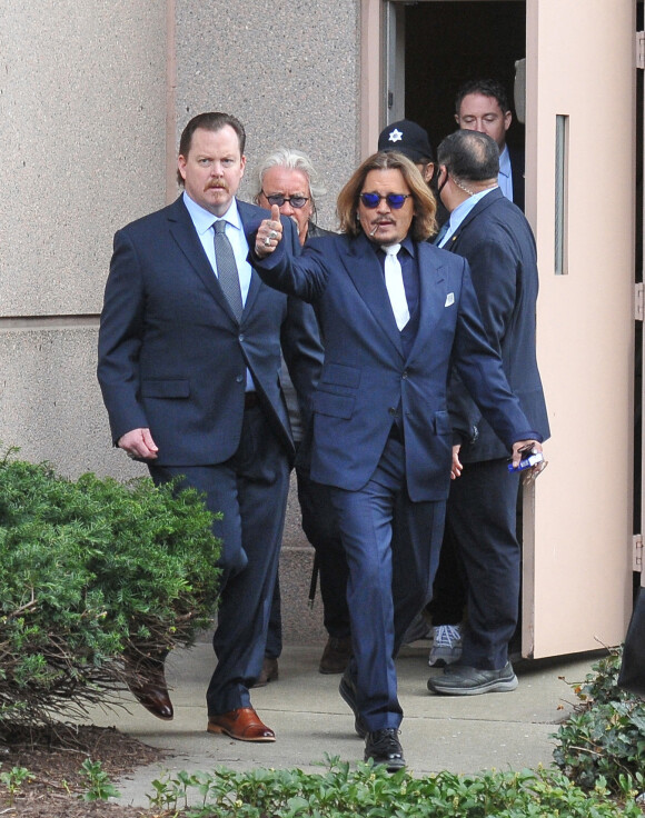 Johnny Depp et ses avocats sortent de leur hôtel à McLean, Virginie, Etats-Unis, pour se rendre au tribunal pour le deuxième jour du procès en diffamation. Johnny Depp en profite pour saluer ses fans avant de monter dans sa voiture. 
