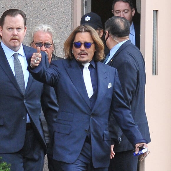 Johnny Depp et ses avocats sortent de leur hôtel à McLean, Virginie, Etats-Unis, pour se rendre au tribunal pour le deuxième jour du procès en diffamation. Johnny Depp en profite pour saluer ses fans avant de monter dans sa voiture. 