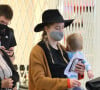 Amber Heard et sa fille Oonagh Paige Heard arrivent à l'aéroport de Los Angeles le 13 février 2022.