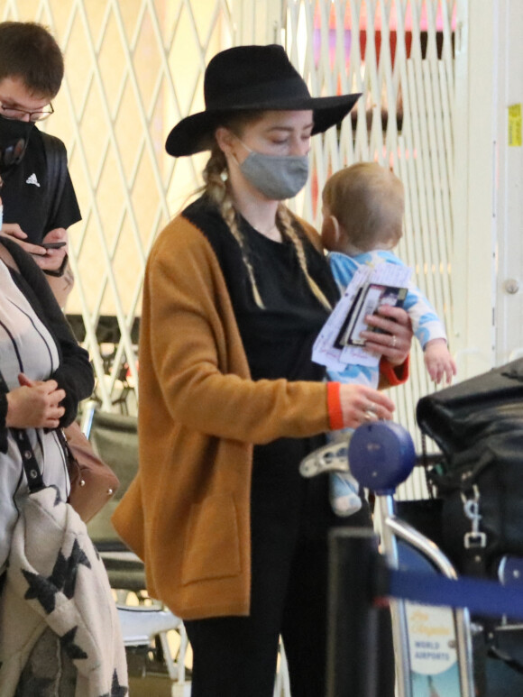 Amber Heard et sa fille Oonagh Paige Heard arrivent à l'aéroport de Los Angeles le 13 février 2022.