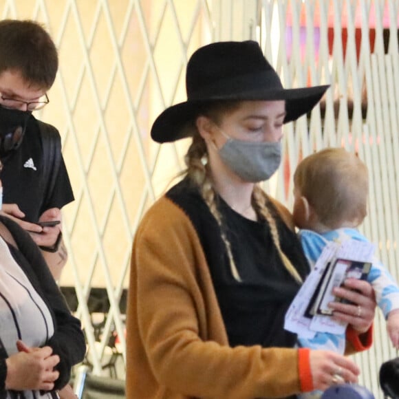 Amber Heard et sa fille Oonagh Paige Heard arrivent à l'aéroport de Los Angeles le 13 février 2022.