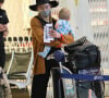 Amber Heard et sa fille Oonagh Paige Heard arrivent à l'aéroport de Los Angeles le 13 février 2022. 