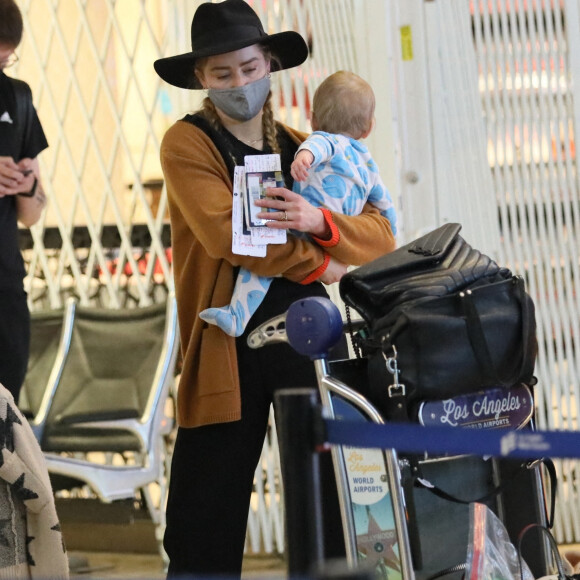 Amber Heard et sa fille Oonagh Paige Heard arrivent à l'aéroport de Los Angeles le 13 février 2022. 