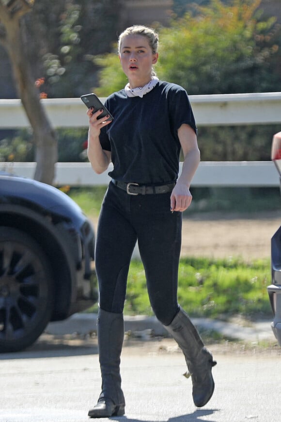 Amber Heard est de bonne humeur et fait des grimaces alors qu'elle profite d'une balade à cheval de deux heures à Los Angeles mercredi après-midi. Los Angeles, 28 octobre 2020. 