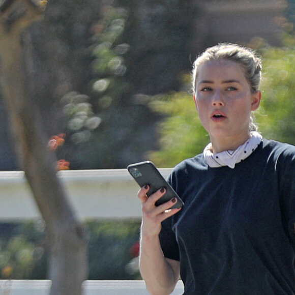 Amber Heard est de bonne humeur et fait des grimaces alors qu'elle profite d'une balade à cheval de deux heures à Los Angeles mercredi après-midi. Los Angeles, 28 octobre 2020. 