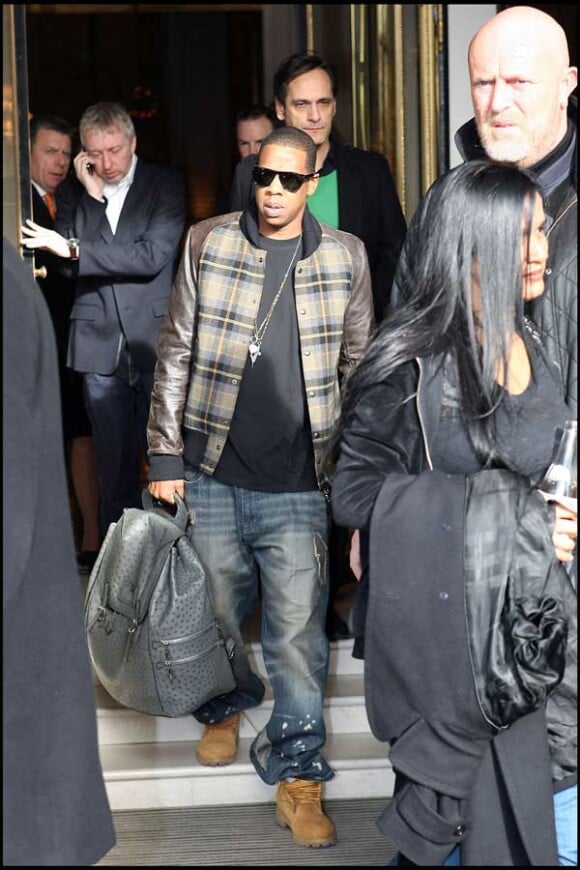 Jay-Z sort de l'hôtel Meurice à Paris