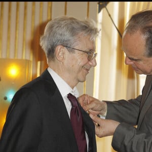 Claude Véga, officier dans l'Ordre des arts et lettres, et Frédéric Mitterand - Remise de décorations au Ministère de la culture, à Paris.