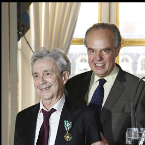 Claude Véga, officier dans l'Ordre des arts et lettres, et Frédéric Mitterand - Remise de décorations au Ministère de la culture, à Paris.