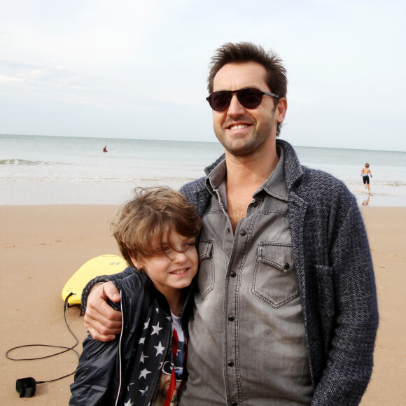 Exclusif - Frédéric Diefenthal et son fils Gabriel, 11 ans (qu'il a eu avec Gwendoline Hamon dont il est séparé) - L'acteur français Frédéric Diefenthal est le parrain des championnats de France de surf qui se déroulent du 17 au 26 oct à Biarritz. Il a passé une journée en compagnie de l'association handisurf qui facilite l'accés au surf aux handicapés. Le 17 Octobre 2015 