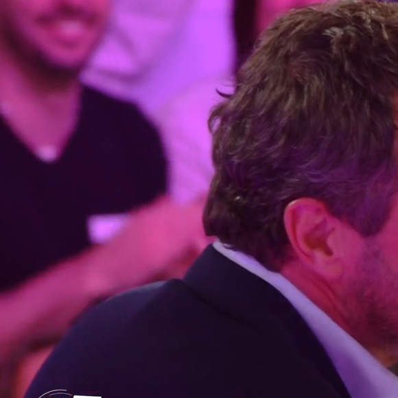 Danielle Moreau et Bernard Montiel échangent un bisou dans "Touche pas à mon poste"