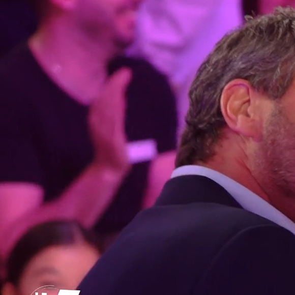 Danielle Moreau et Bernard Montiel échangent un bisou dans "Touche pas à mon poste"