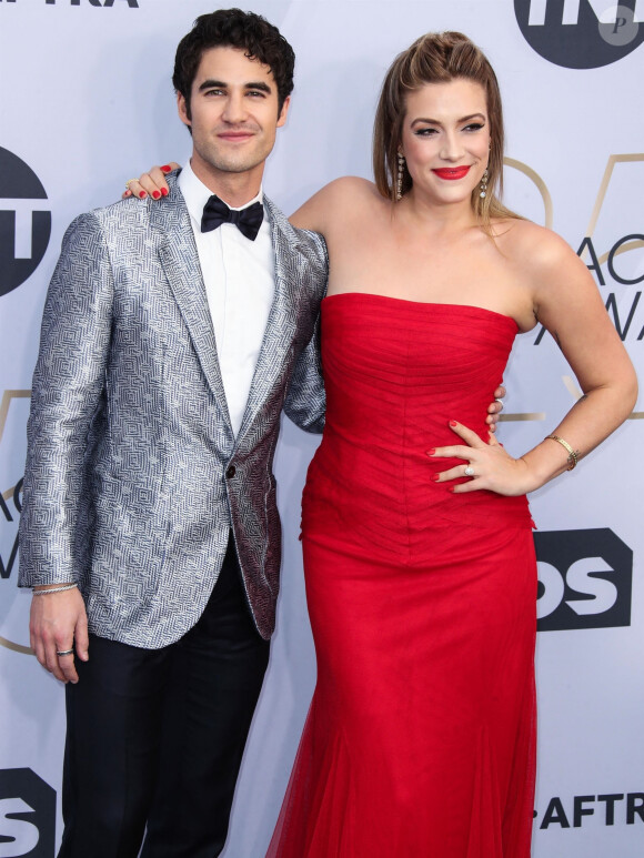 Darren Criss et sa fiancée Mia Swier - Photocall - 25ème cérémonie annuelle des Screen Actors Guild Awards au Shrine Audritorium à Los Angeles, le 27 janvier 2019.