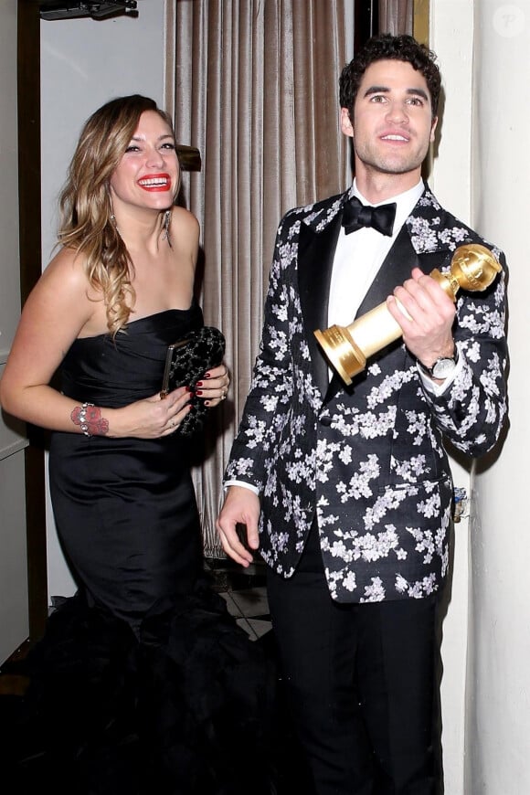 Mia Swier - Darren Criss avec son Golden Globe du meilleur acteur dans une mini-série ou téléfilm à West Hollywood le 7 janvier 2019