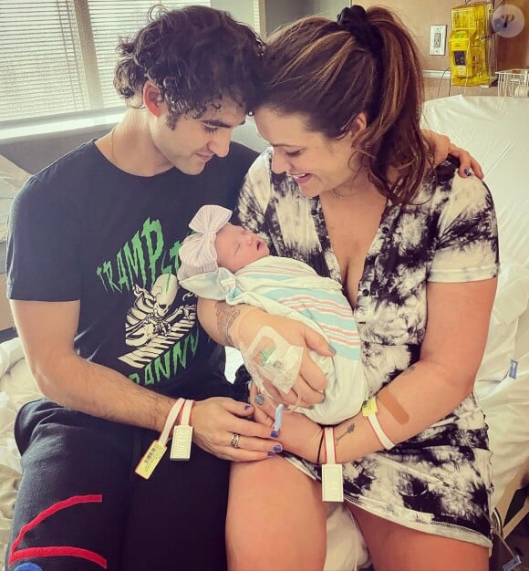 Darren Criss, sa femme Mia et sa fille. Instagram.