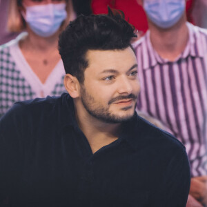 Exclusif - Kev Adams sur le plateau de l'émission TPMP (Touche pas à mon poste) diffusée en direct sur la chaine C8 le 15 février 2022. © Jack Tribeca / Bestimage