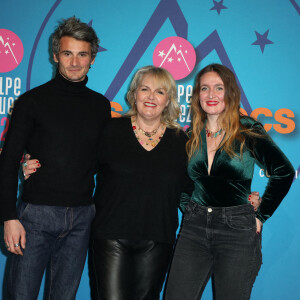 Valérie Damidot entourée de ses enfants Norman et Roxanne au photocall de la clôture de la 25ème édition du Festival international du film de comédie de l'Alpe d'Huez, France, le 22 janvier 2022. © Dominique Jacovides/Bestimage