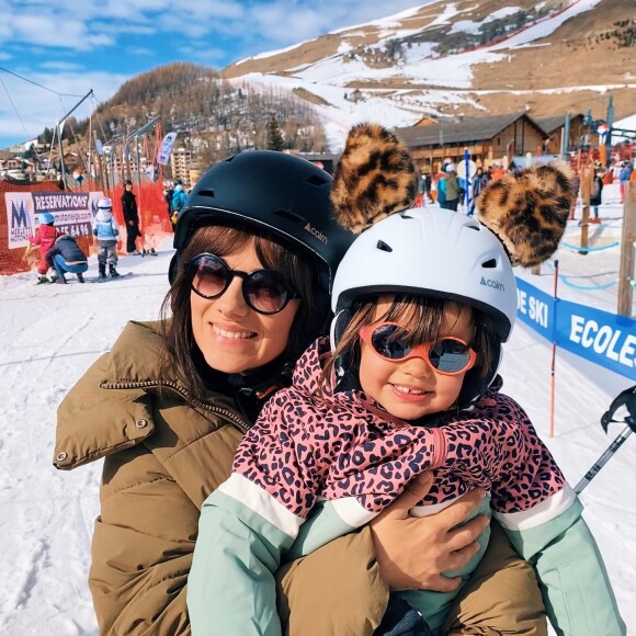 Alizée avec sa fille Maggy lors de vacances au ski en mars 2022.