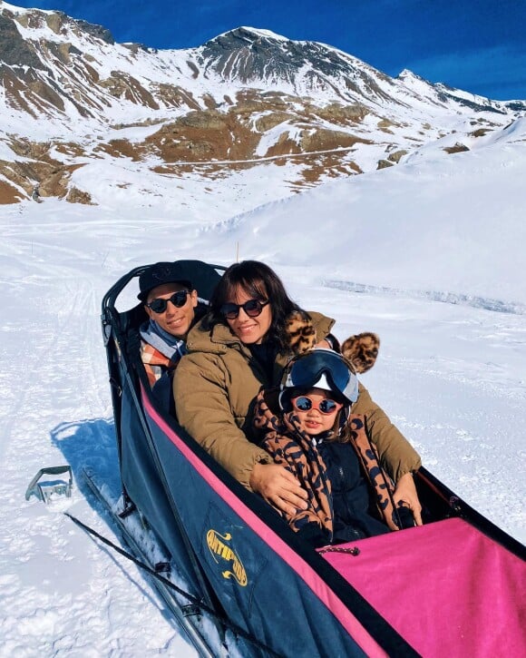 Alizée et Grégoire Lyonnet avec leur fille Maggy lors de vacances au ski en mars 2022.