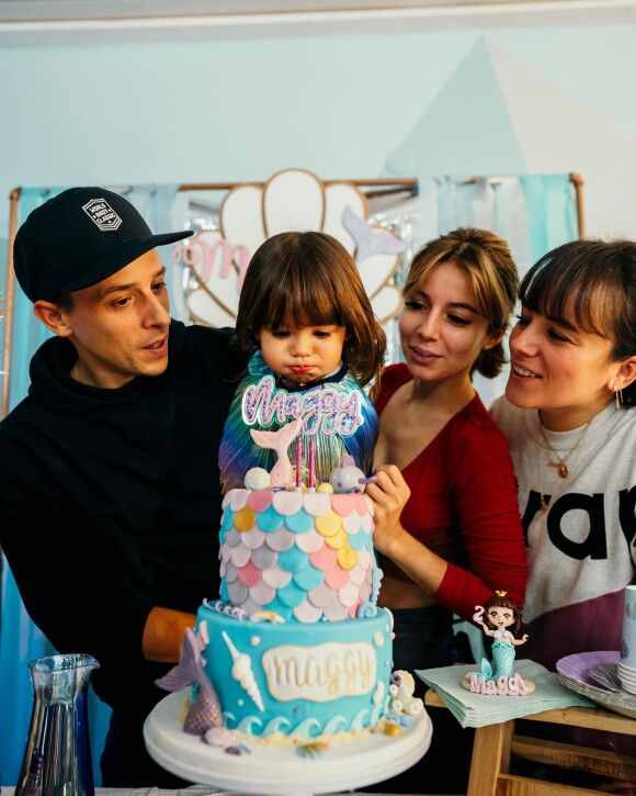 Alizée avec ses filles Maggy et Annily et son mari Grégoire Lyonnet pour les 2 ans de Maggy en novembre 2021.
