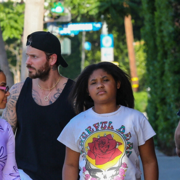 Exclusif - Christina Milian fait du shopping avec sa fille Violet et son mari Matt Pokora (M. Pokora) à Los Angeles le 6 avril 2022.
