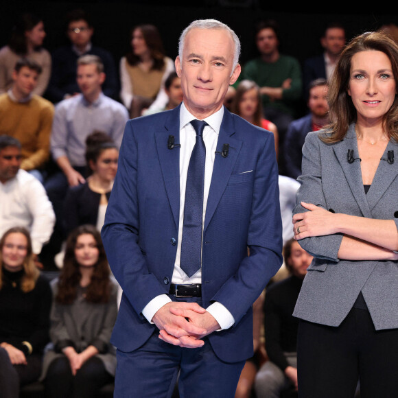 Gilles Bouleau, Anne-Claire Coudray - Les candidats à l'élection présidentielle sont sur le plateau de l'émission "La France face à la guerre" sur TF1 le 14 mars 2022. © Laurent Vu / Pool / Bestimage 