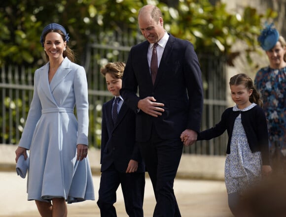 Kate Middleton, le prince William et George et Charlotte à la messe donnée pour Pâques au château de Windsor le 17 avril 2022 / Photo by Andrew Matthews/PA Wire/ABACAPRESS.COM