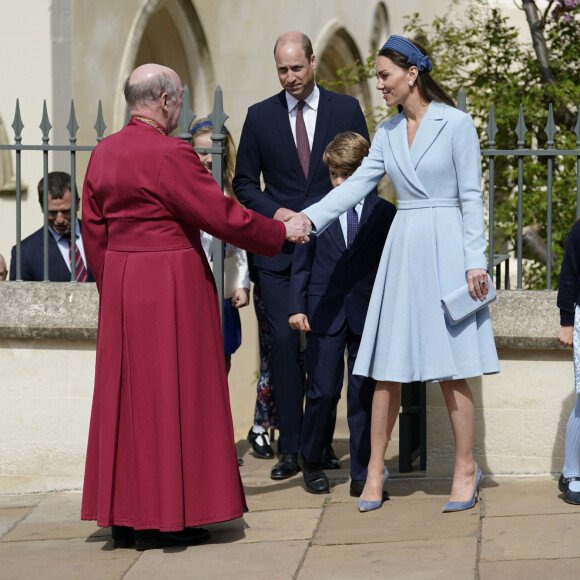 Le prince William, duc de Cambridge, et Catherine (Kate) Middleton, duchesse de Cambridge, Le prince George de Cambridge, La princesse Charlotte de Cambridge - La famille royale britannique quitte la chapelle Saint-Georges de Windsor après la messe de Pâques, le 17 avril 2022. 