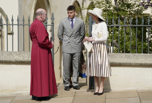 Lady Sarah Chatto et son fils Arthur Chatto - La famille royale britannique quitte la chapelle Saint-Georges de Windsor après la messe de Pâques, le 17 avril 2022. 