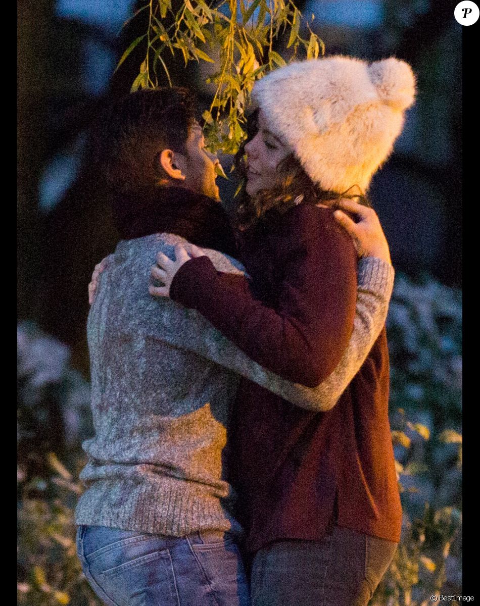 Rayane Bensetti et Héloïse Martin sur le tournage de "Tamara" à Bruxelles en Belgique le 28 octobre 2015.