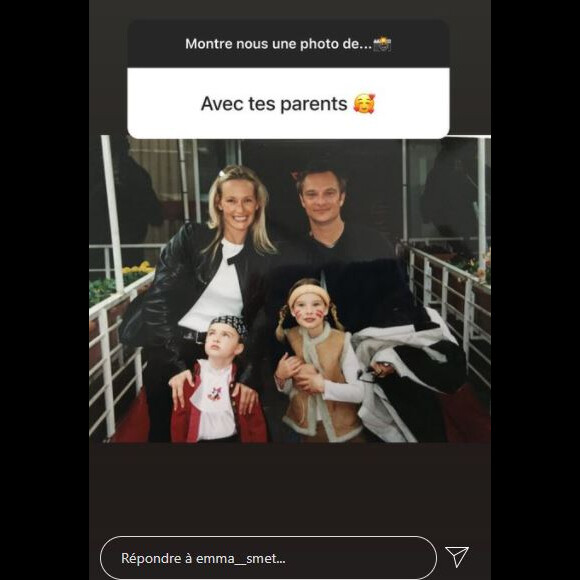 Emma Smet a publié une photo avec ses parents et sa grande Ilona sur Instagram le 24 décembre 2020.