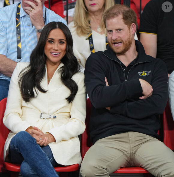 Le prince Harry et Meghan Markle assistent à la finale d'athlétisme, au deuxième jour des Invictus Games 2020 à La Haye, le 17 avril 2022.