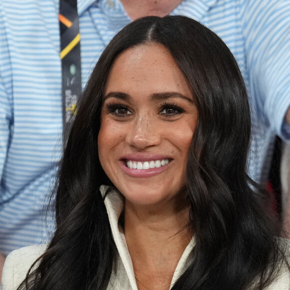 Le prince Harry et Meghan Markle assistent à la finale d'athlétisme, au deuxième jour des Invictus Games 2020 à La Haye, le 17 avril 2022.