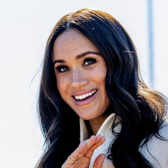 Le prince Harry et Meghan Markle assistent à la finale d'athlétisme, au deuxième jour des Invictus Games 2020 à La Haye, le 17 avril 2022.