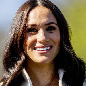 Le prince Harry et Meghan Markle assistent à la finale d'athlétisme, au deuxième jour des Invictus Games 2020 à La Haye, le 17 avril 2022.