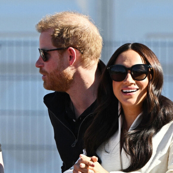 Le prince Harry et Meghan Markle assistent à la finale d'athlétisme, au deuxième jour des Invictus Games 2020 à La Haye, le 17 avril 2022.