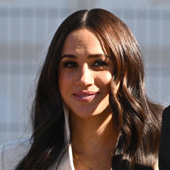 Le prince Harry et Meghan Markle assistent à la finale d'athlétisme, au deuxième jour des Invictus Games 2020 à La Haye, le 17 avril 2022.