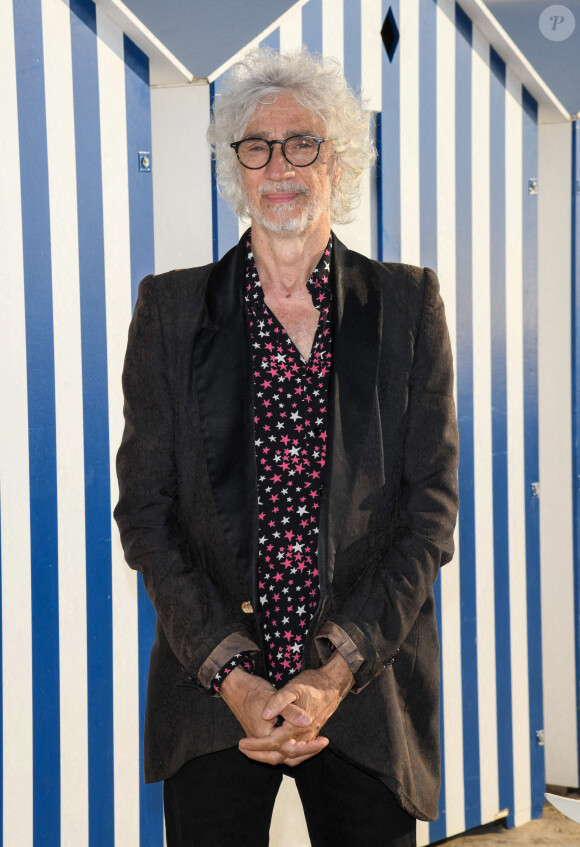 Louis Bertignac lors du photocall du jury du 35ème festival de Cabourg le 10 juin 2021. © Coadic Guirec / Bestimage 
