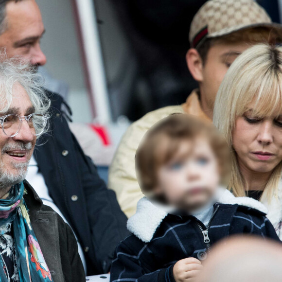 Louis Bertignac avec sa femme et leur fils Jack dans les tribunes lors du match de Ligue 1 "PSG - Angers (4-0)" au Parc des Princes à Paris, le 5 octobre 2019. © Cyril Moreau/Bestimage