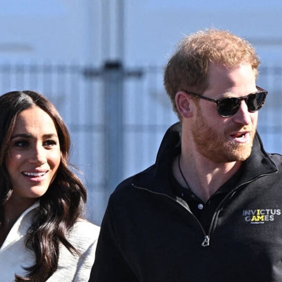 Le prince Harry et Meghan Markle assistent à la finale d'athlétisme, au deuxième jour des Invictus Games 2020 à La Haye, le 17 avril 2022. 