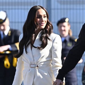 Le prince Harry et Meghan Markle assistent à la finale d'athlétisme, au deuxième jour des Invictus Games 2020 à La Haye, le 17 avril 2022. 