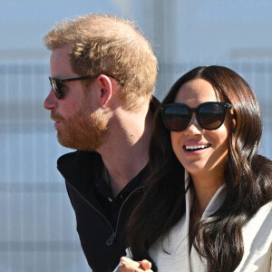 Le prince Harry et Meghan Markle assistent à la finale d'athlétisme, au deuxième jour des Invictus Games 2020 à La Haye, le 17 avril 2022. 