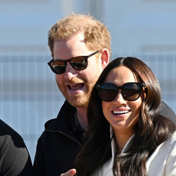 Le prince Harry et Meghan Markle assistent à la finale d'athlétisme, au deuxième jour des Invictus Games 2020 à La Haye, le 17 avril 2022. 